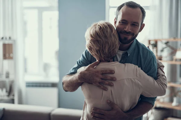 Happy bebaarde man die lacht en vriendelijk knuffelen vrouw — Stockfoto