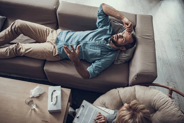 Duygusal adam psikoterapist ile toplantıda el hareketi