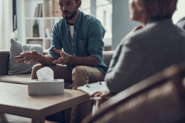 Sakallı adam onun psikoterapist konuşurken gesticulating