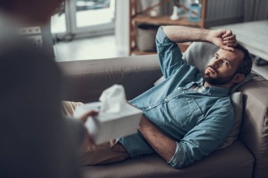 Yalan ve peçete ile duran kişi bakarak ciddi adam