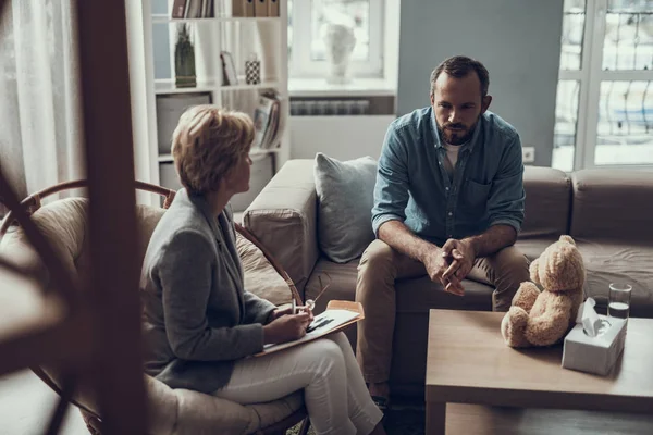 Komoly ember ül az ő pszichoterapeuta, és keresi a depressziós — Stock Fotó