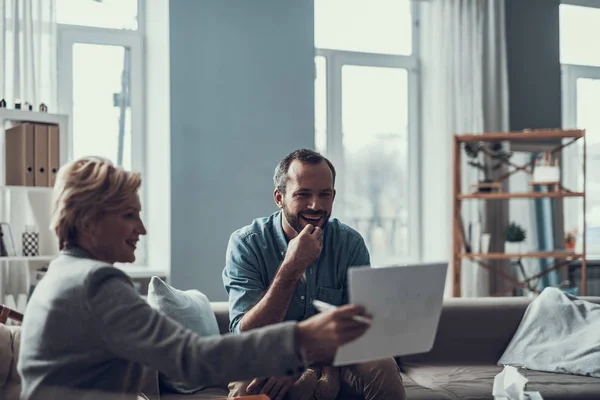 Emotionele man lachen terwijl psychotherapeut tonen hem foto 's — Stockfoto