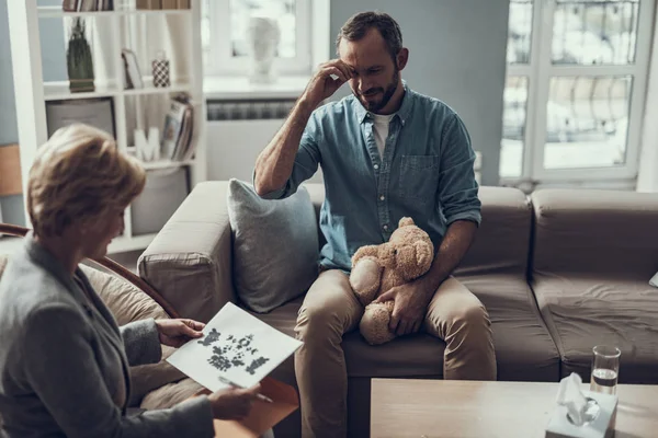 Bärtiger Mann lächelt bei Test — Stockfoto