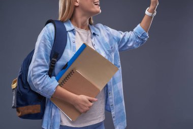 Onun kol saati zamanında kontrol belgeleri ile genç bayan