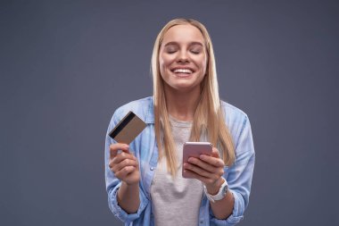 Cep telefonu ve kredi kartı duygu mutlu ve heyecanlı ile çekici genç hanım