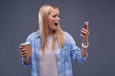 Cep telefonu seyir ve çığlık sıcak içecek çileden genç bir bayanla