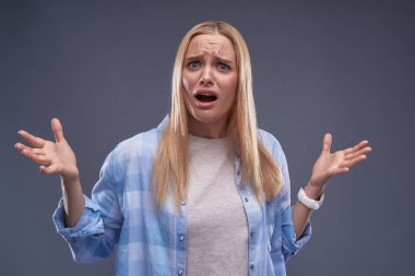 Eller yukarı atma mavi gömlekli çileden genç bayan