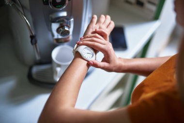 Kahvaltıda kahve yaparken zaman kontrol genç bayan