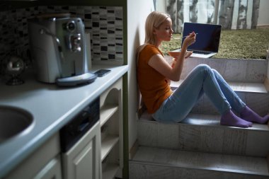 Sevimli genç kadınla kahvaltı evde mutfak