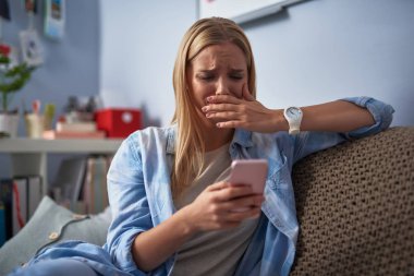 Kötü haberleri cep telefonu ile mesaj okuma çok kızgın genç bayan