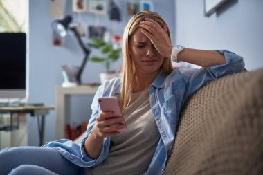 Duygu üzgün ve mutsuz cep telefonu olan kadın