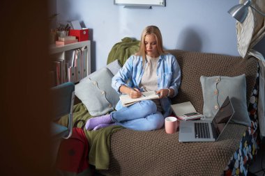 Güzel genç kadın evde çizimler oluşturma