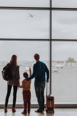 Aile uçan lobi uçaktan izliyor