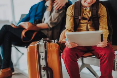 Sırıtan ufaklikla Bagaj touchpad kullanarak