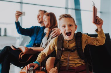 Mutlu çocuk tatile gitmeye hazır