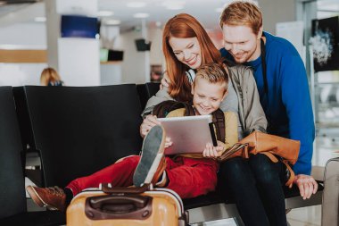 Neşeli aile Havaalanı Binası'nda laptop kullanıyorsanız