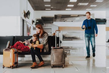 Mutlu aile vakit önce havaalanında hareket