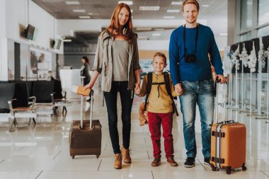 Heyecanlı aile birlikte yolculuk için hazır değil