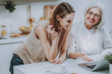 İki kadın mutfakta defter ile eğlenceli yaşıyorsanız
