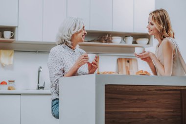 Mutlu yaşlı Bayan çay kızı kapalı keyif alıyor