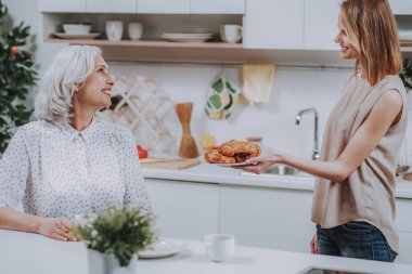 Bakım erkek davranır annesine evde veriyor