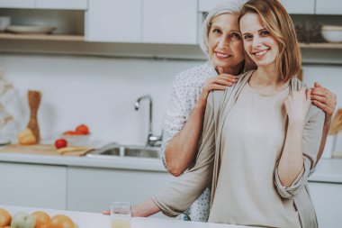 Mutlu kadın kapalı yetişkin kızını sarılma