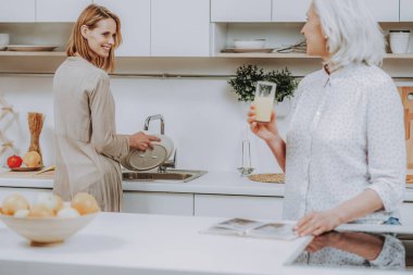 Neşeli erkek bulaşık ve annesiyle konuşuyor