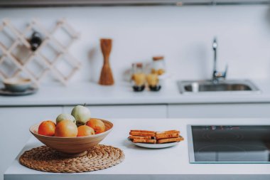 Meyve ve evde masada ekmek