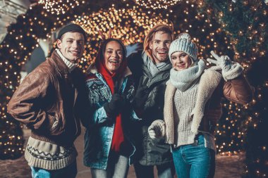 Neşeli insanlar birbirlerini tavşan kulakları fotoğraf için poz veren