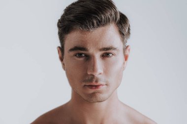 Ayakta ve seyir ıslak yüz sakin adam portresi