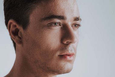 Yüz ve bir kenara seyir ıslak biri yakın çekim