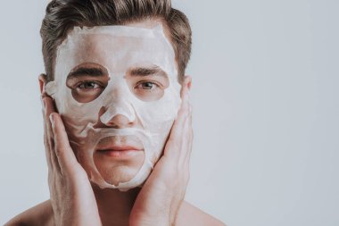 Sakin adam sac maskesi yüzünde dokunmadan