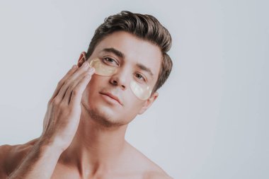 Yakışıklı genç adam göz yamalar adamın yüzüne koydu