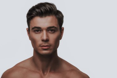 Gri arka planı koyu saçlı adam, yakın çekim