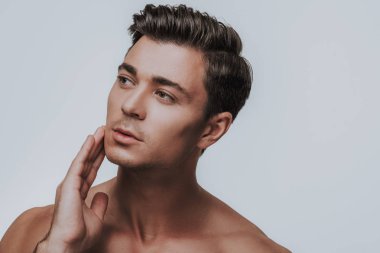 Bir kenara seyir ve yüz dokunmadan meraklı koyu saçlı adam