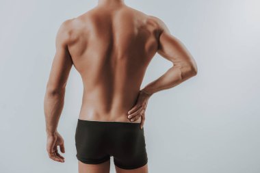 Yakışıklı adam poz süre onun kalça üzerine elini koyarak uygun