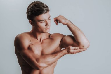 Düşünceli dirseğinden dokunmadan kas yakışıklı adam