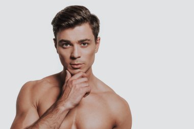 Yakışıklı adam çenesini dokunmadan t-shirt yakın çekim