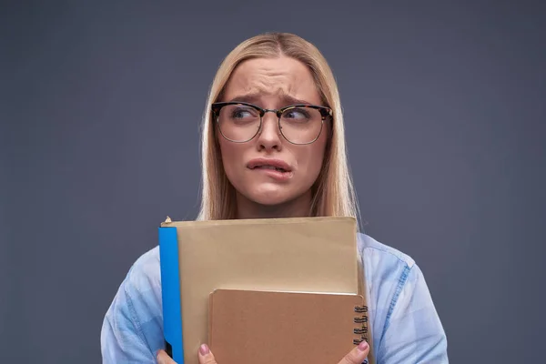 緊張して噛み唇を感じてドキュメントの若い女性 — ストック写真