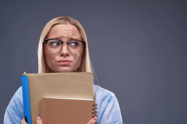 Affascinante giovane signora con documenti sentirsi nervosi — Foto Stock