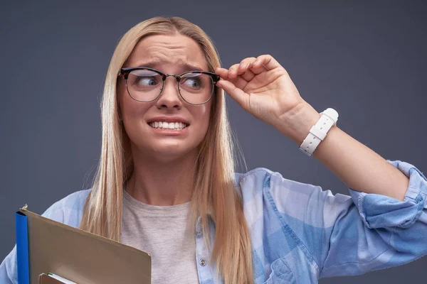 Bella signorina con documenti sentirsi nervosi — Foto Stock