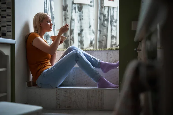 Linda jovem senhora tomando café da manhã em casa — Fotografia de Stock