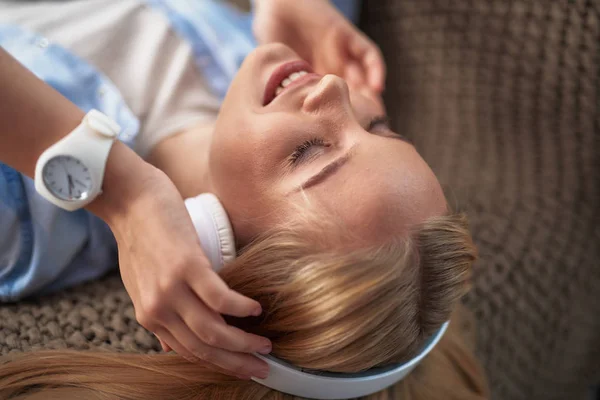 Charmante junge Dame, die zu Hause Musik hört — Stockfoto