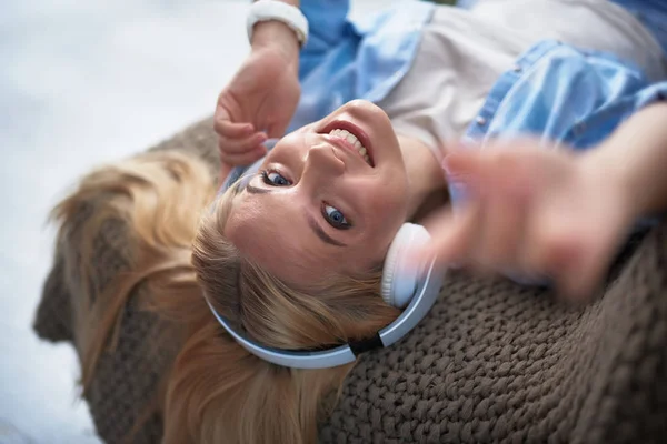 Attraktive junge Frau, die zu Hause Musik hört — Stockfoto