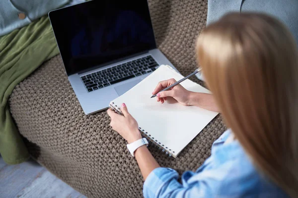Молода леді створює ескізи і працює на ноутбуці вдома — стокове фото