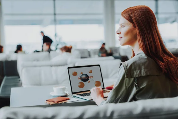 Lugn kvinna använder trådlöst internet på laptop i café — Stockfoto