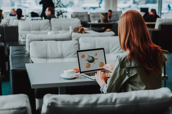 Kvinna använder wi-fi på laptop i café — Stockfoto