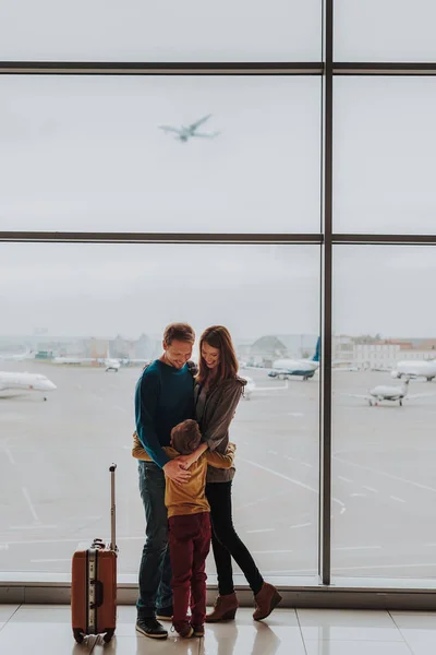 Hijo amado está abrazando a los padres en el aeropuerto — Foto de Stock
