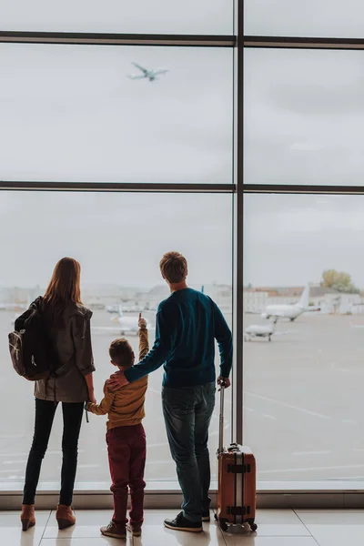 Família está assistindo do avião do lobby voando — Fotografia de Stock