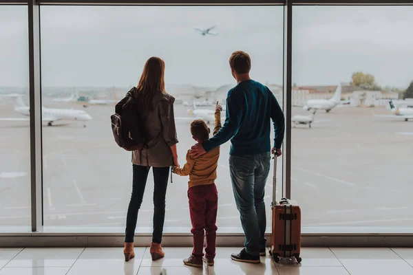 Barátságos családi élvezi a kilátás a repülőtér — Stock Fotó